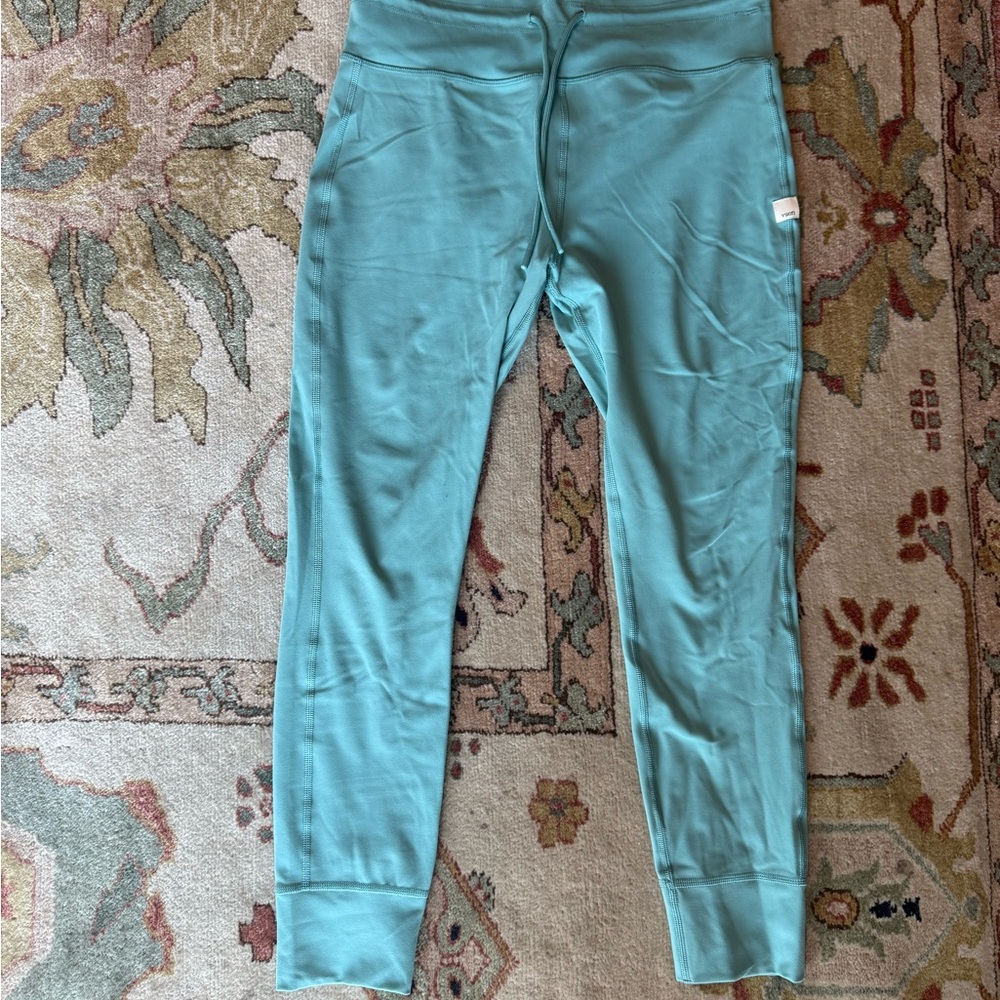 Vuori Daily Leggings - Size Large/Green.. rarely worn